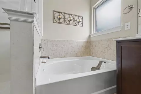 Bath - 9505 Timberwind Ln, Yukon, OK 73099 photo 2 of 4