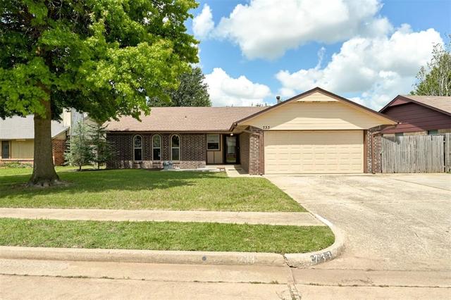 733 N Robinson Ave, Moore, OK 73170