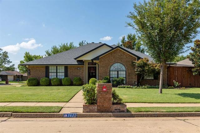 1612 Glacier Ln, Edmond, OK 73003