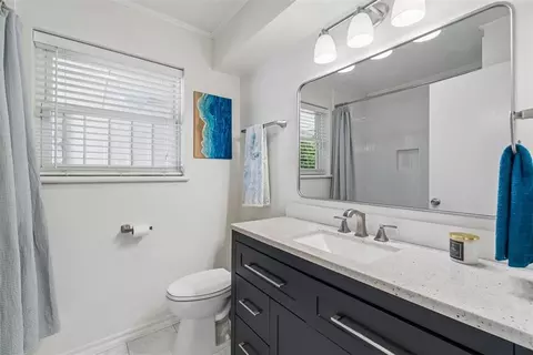 Bath - 723 E 27th Pl, Edmond, OK 73013 photo 4 of 6