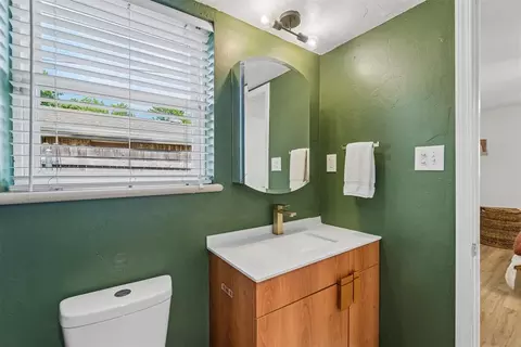 Bath - 723 E 27th Pl, Edmond, OK 73013 photo 2 of 6