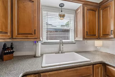 Kitchen - 723 E 27th Pl, Edmond, OK 73013 photo 2 of 3