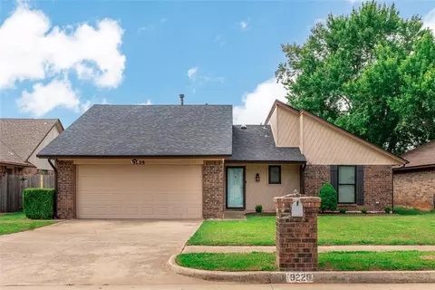 9228 Apple Dr, Midwest City, OK 73130