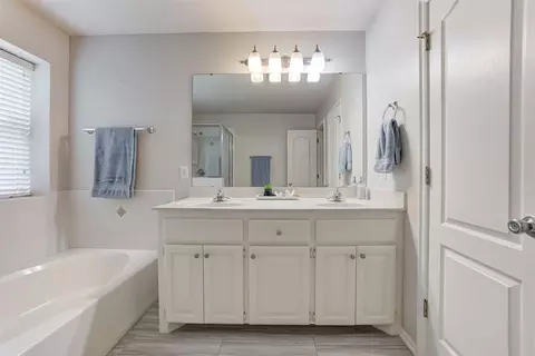 Bath - 1208 Melisa Dr, Norman, OK 73071 photo 3 of 6