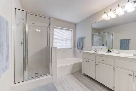 Bath - 1208 Melisa Dr, Norman, OK 73071 photo 2 of 6