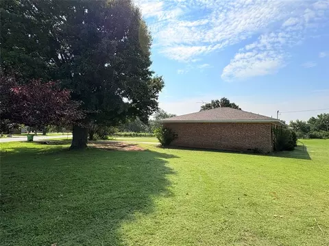 Exterior - 2103 8th St, Prague, OK 74864 photo 4 of 7