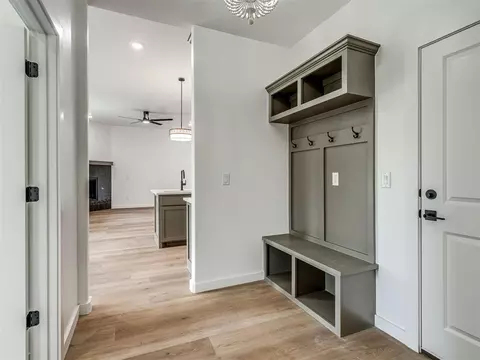 Entry Way - 1978 Cattle Dr, Guthrie, OK 73044 photo 3 of 5
