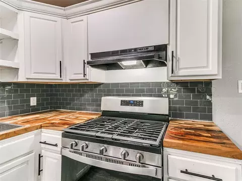 Kitchen - 30305 Hardesty Rd, Mcloud, OK 74851 photo 4 of 5