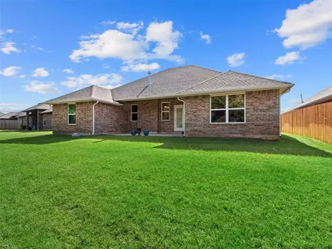 Exterior - 2429 Creekview Dr, Moore, OK 73160 photo 3 of 6