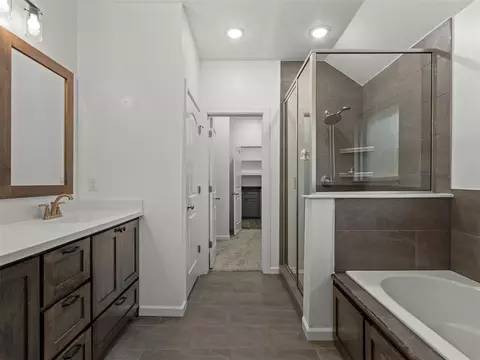 Bath - 2429 Creekview Dr, Moore, OK 73160 photo 2 of 8