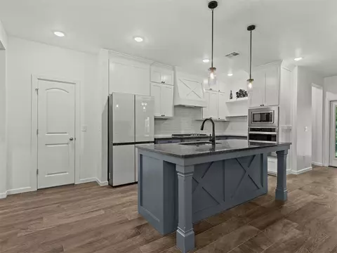 Kitchen - 2429 Creekview Dr, Moore, OK 73160 photo 2 of 6