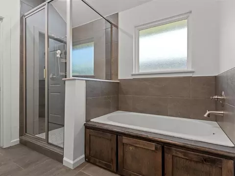 Bath - 2429 Creekview Dr, Moore, OK 73160 photo 3 of 8