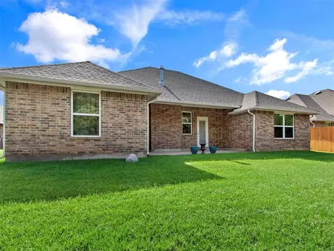 Exterior - 2429 Creekview Dr, Moore, OK 73160 photo 4 of 6
