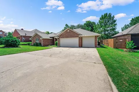 4104 Devon Dr, Edmond, OK 73034 photo 2