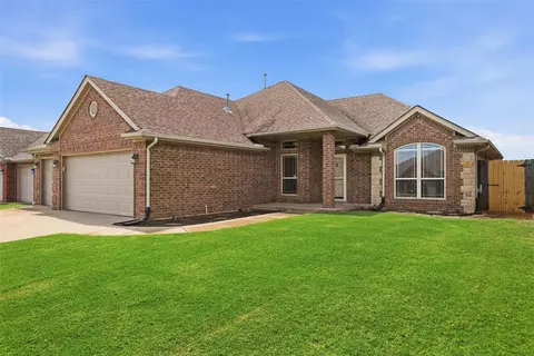 542 W Broadpoint Court Way, Mustang, OK 73064