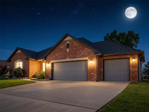 517 Heather Ln, Moore, OK 73160