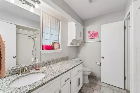 Bath - 3822 Marked Tree Dr, Edmond, OK 73013 photo 3 of 5