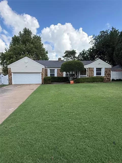1827 Coventry Ln, Nichols Hills, OK 73120