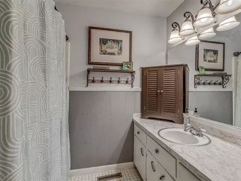 Bath - 16767 Blanton View Ave, Wayne, OK 73095 photo 3 of 3