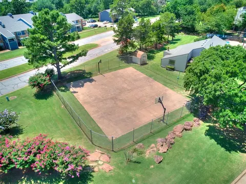View/Area - 405 E Timberwind Rd, Edmond, OK 73034 photo 2 of 3