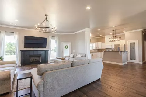 Living - 4721 SE 34th St, Moore, OK 73165 photo 2 of 2