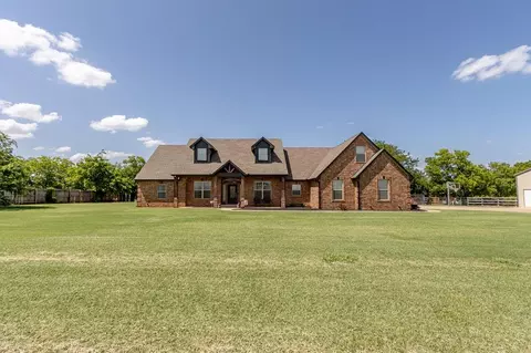Exterior - 4721 SE 34th St, Moore, OK 73165 photo 2 of 3