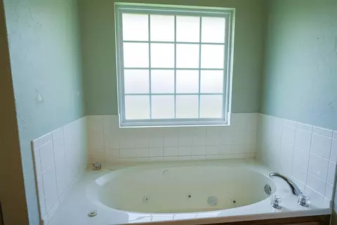 Bath - 2819 Deer Run, Altus, OK 73521 photo 2 of 7