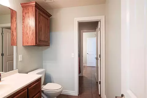 Bath - 2819 Deer Run, Altus, OK 73521 photo 6 of 7