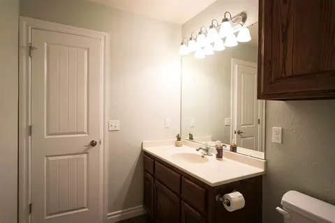 Bath - 2819 Deer Run, Altus, OK 73521 photo 5 of 7