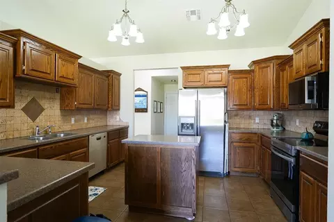 Kitchen - 2819 Deer Run, Altus, OK 73521 photo 2 of 3