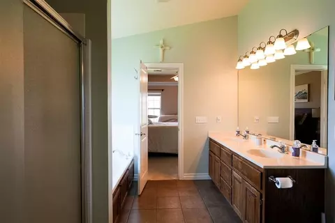 Bath - 2819 Deer Run, Altus, OK 73521 photo 3 of 7