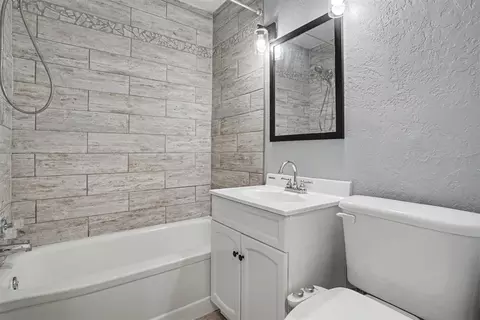Bath - 1016 E Liveoak St, Altus, OK 73521 photo 1 of 2