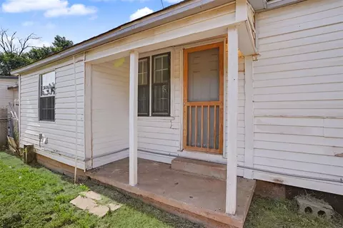 Exterior - 1016 E Liveoak St, Altus, OK 73521 photo 3 of 4
