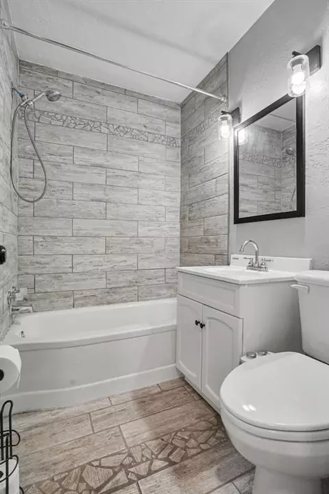 Bath - 1016 E Liveoak St, Altus, OK 73521 photo 2 of 2