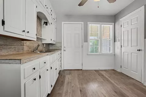 Entry Way - 1016 E Liveoak St, Altus, OK 73521 photo 2 of 4
