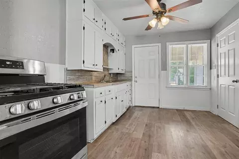 Entry Way - 1016 E Liveoak St, Altus, OK 73521 photo 1 of 4