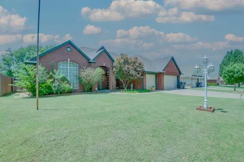 821 Leisure Dr, Midwest City, OK 73110