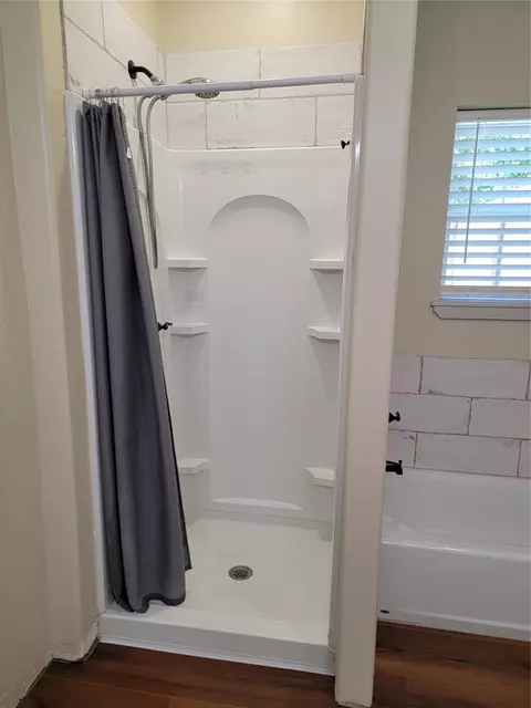 Bath - 2913 NE 120th St, Norman, OK 73026 photo 2 of 7