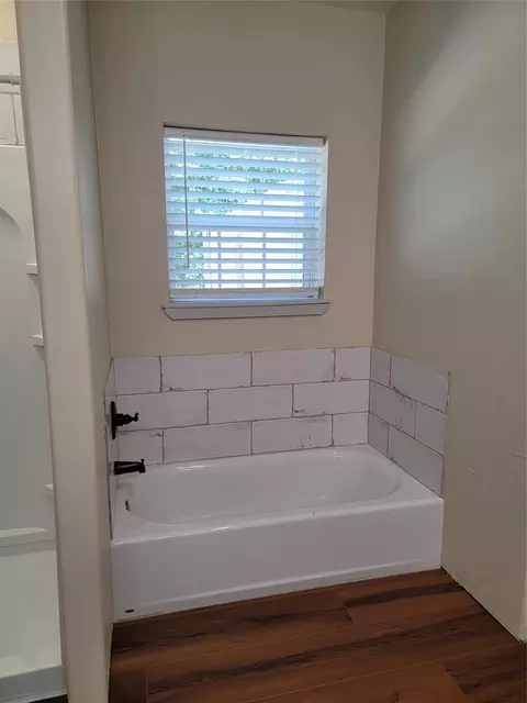 Bath - 2913 NE 120th St, Norman, OK 73026 photo 3 of 7