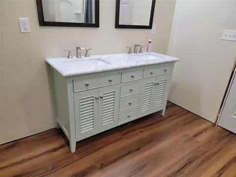 Bath - 2913 NE 120th St, Norman, OK 73026 photo 6 of 7