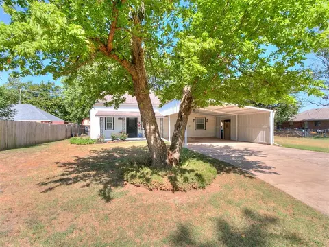 Exterior - 305 SE 1st St, Tuttle, OK 73089 photo 3 of 12