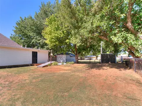 Exterior - 305 SE 1st St, Tuttle, OK 73089 photo 8 of 12