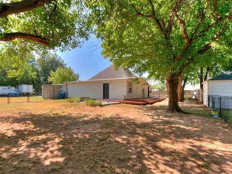 Exterior - 305 SE 1st St, Tuttle, OK 73089 photo 7 of 12
