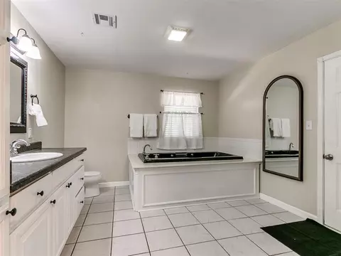 Bath - 305 SE 1st St, Tuttle, OK 73089 photo 4 of 5