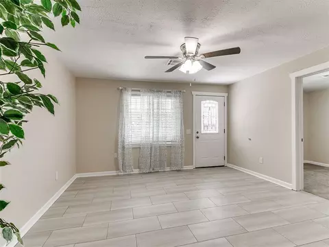 Living - 305 SE 1st St, Tuttle, OK 73089 photo 1 of 5