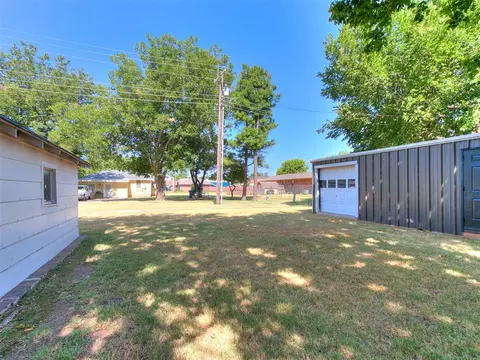 Exterior - 305 SE 1st St, Tuttle, OK 73089 photo 9 of 12