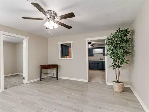 Living - 305 SE 1st St, Tuttle, OK 73089 photo 2 of 5