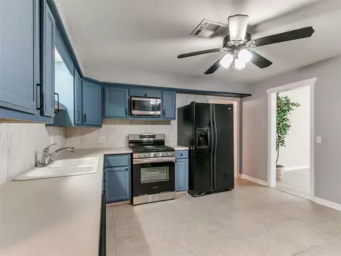 Kitchen - 305 SE 1st St, Tuttle, OK 73089 photo 5 of 6