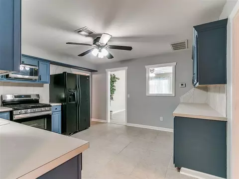 Kitchen - 305 SE 1st St, Tuttle, OK 73089 photo 4 of 6
