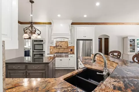 Kitchen - 6508 Hackberry Trl, Edmond, OK 73034 photo 4 of 5